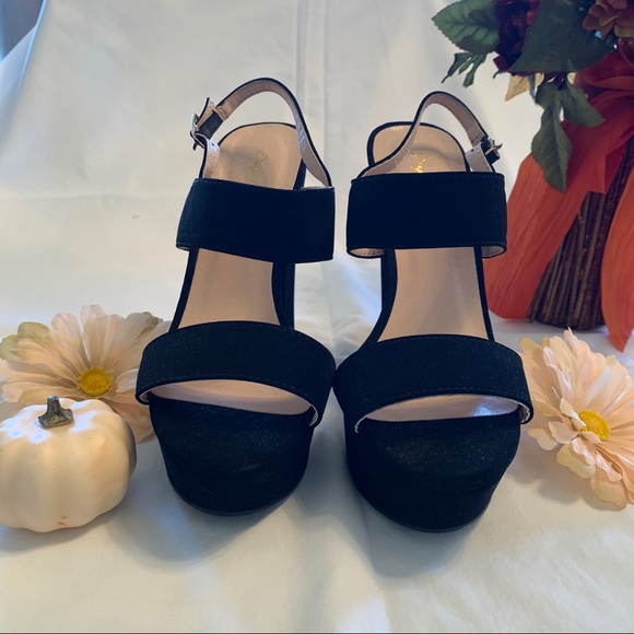 Women’s Shoes - Picture 2 of 4